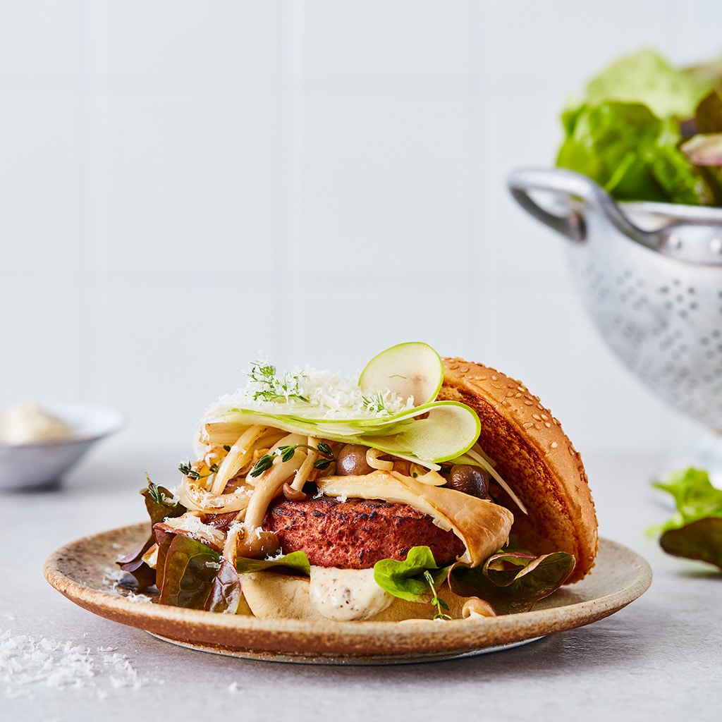 Vegetarische burger met gebakken paddenstoelen, appel venkel salade en truffelsaus
